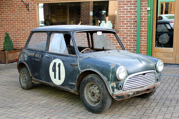 Mini Cooper-Buick има V8 мотор и преден мост от Jaguar E-Type
Mini Cooper-Buick има V8 мотор и преден мост от Jaguar E-Type